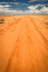 Fototapeta na wymiar Nieskończony piaszczysta droga, Kenia