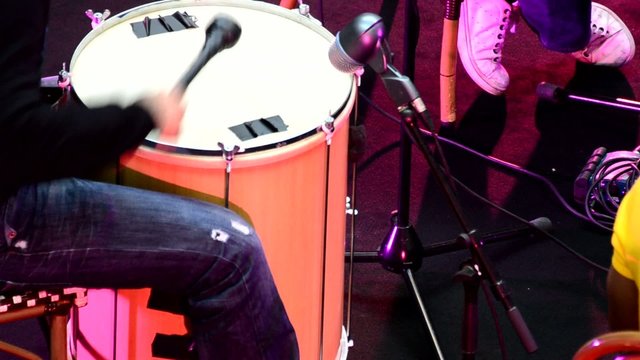 musicien au tambour