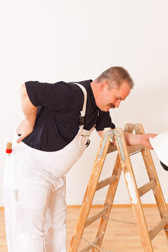 Bauarbeiter mit R&uuml;ckenschmerzen