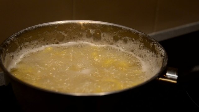 cassorole qui bout, pates, cuisine &agrave; induction