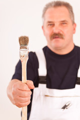 Handwerker mit Pinsel