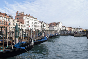 Fototapeta na wymiar Gondole parking w Wenecji