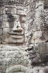 Obraz premium volti scolpiti ad angkor in cambogia