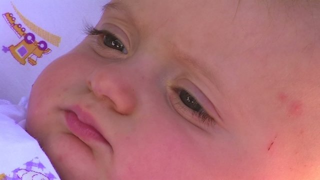 bambina riposa nel lettino