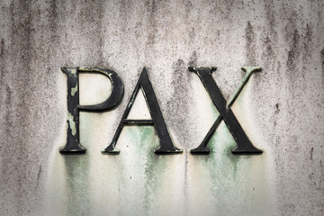pax scritta su una pietra