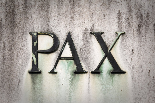 pax scritta su una pietra