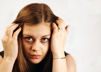 Naklejka premium Junge Frau streicht sich die Haare zur Seite