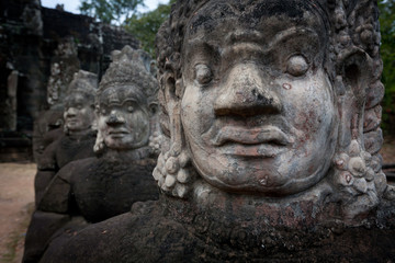 Fototapeta na wymiar Twarz Demon posągów w świątyni Angkor