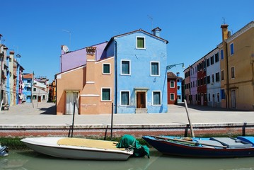 Fototapeta na wymiar Colorful houses on the canals in Burano Island, Venice, Italy