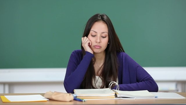 genervte sch&uuml;lerin im unterricht