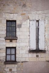 Fototapeta na wymiar Old windows in Tours