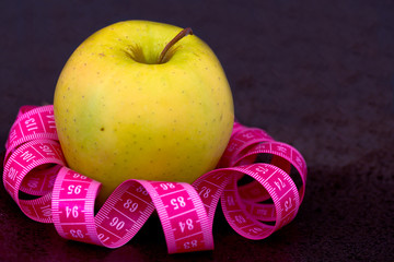 beauty and diet: apple and measuring tape