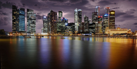 Obraz na płótnie Canvas Singapore skyline w burzy
