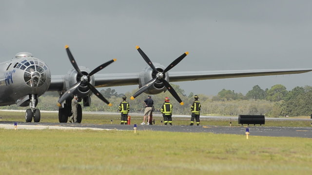 Old bomber engine startup