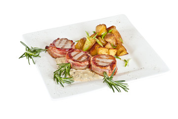 Grilled steak wrapped in bacon, with grilled vegetables