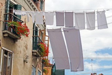 Obraz na płótnie Canvas street in venice with washing hung out to dry in the sun