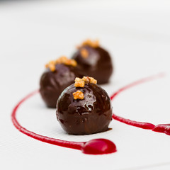Marzipan Trüffel mit Krokant an Himbeermark