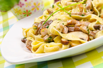 Tagliatelle mit Rumpsteakstreifen und Champignons