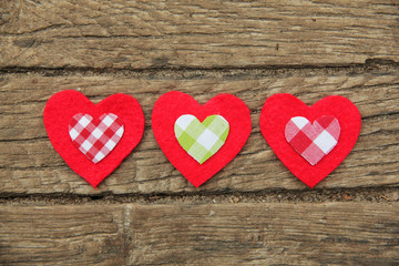 Drei Herzen auf Holz