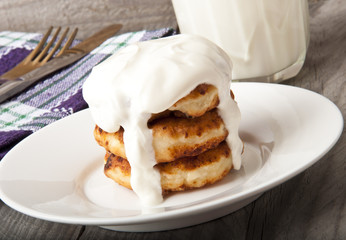 Cheesecakes with raisins and sour cream. Yummy dessert