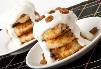 Cheesecakes with raisins and sour cream. Yummy dessert