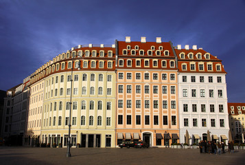 Fototapeta na wymiar Zamknij się kolorowe budynki przy placu Neumarkt w Dre¼nie