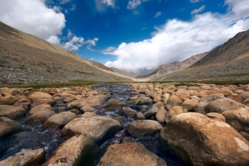 Fototapeta na wymiar Dolina i rzeka w górach. Himalaje