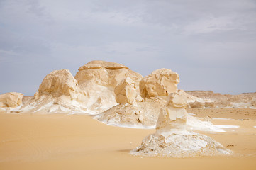 Fototapeta na wymiar Wapiennych skał formacji w Białej Pustyni, Egipt