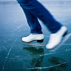 Young woman ice skating outdoors on a pond on a freezing winter - obrazy, fototapety, plakaty