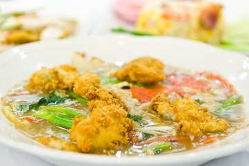 Rat-na, Soup Golden mushroom and fried chicken
