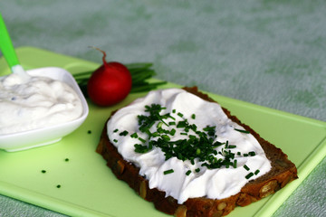 Brot mit Kräuterquark