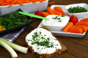 Kürbiskernbrot mit Kräuterquark