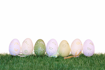 rangée d'oeufs de Pâques sur fond blanc