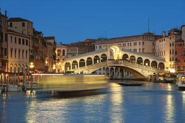 Fototapeta na wymiar Rialto Bridge at night in Venice - Italy