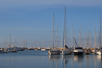Fototapeta na wymiar plaża, port i promenada Pescara
