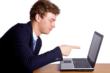 Fototapeta na wymiar Junger Mann zeigt mit Finger auf Laptop