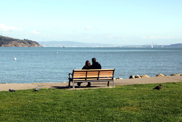 Naklejka na ściany i meble couple on a bench