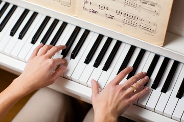 Plakat Gra na fortepianie (płytkie DOF, kolor stonowanych obraz)