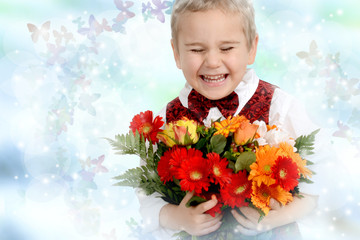 Naklejka premium Kind mit Blumen für die Mutter