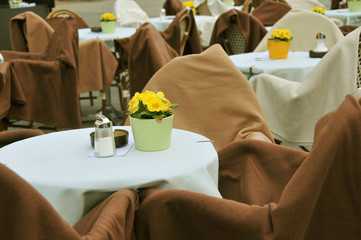 Straßencafé im Frühling