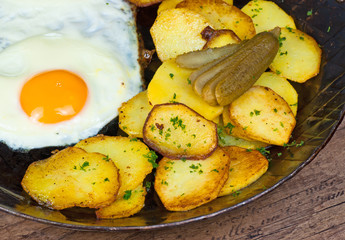Bratkartoffeln mit Spiegelei