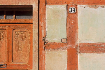 Alte Haustür mit Nummer