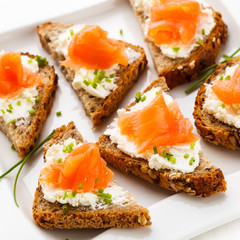 Bread with smoked salmon and cream cheese