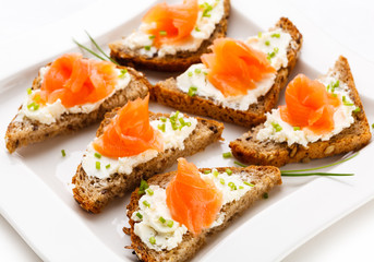 Bread with smoked salmon and cream cheese