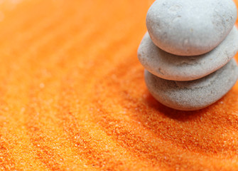 Fototapeta na wymiar Zen Kamyczki saldo pomarańczowego piasku