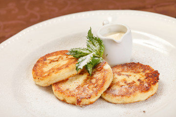 Cheese pancakes with sour cream