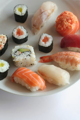 piatto di sushi misto