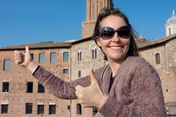 enthousiaste devant le Marché de trajan