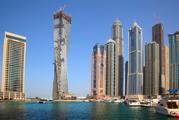 Fototapeta na wymiar Konstrukcja wieży Infinity w Dubaju wieżowiec