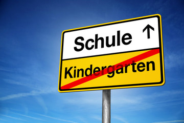 Obraz premium Ortsschild vom Kindergarten in die Schule Einschulung